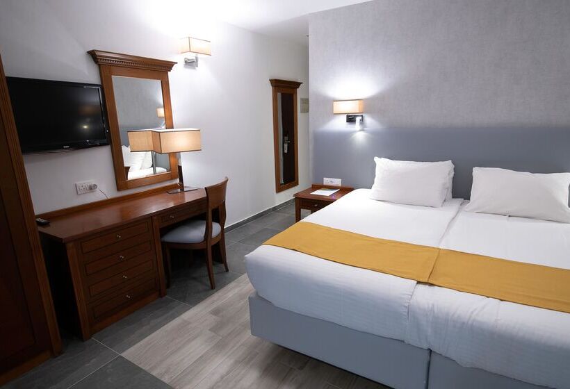 استودیوی استاندارد, Solana Hotel & Spa