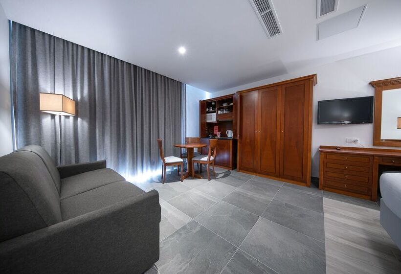 استودیوی استاندارد, Solana Hotel & Spa