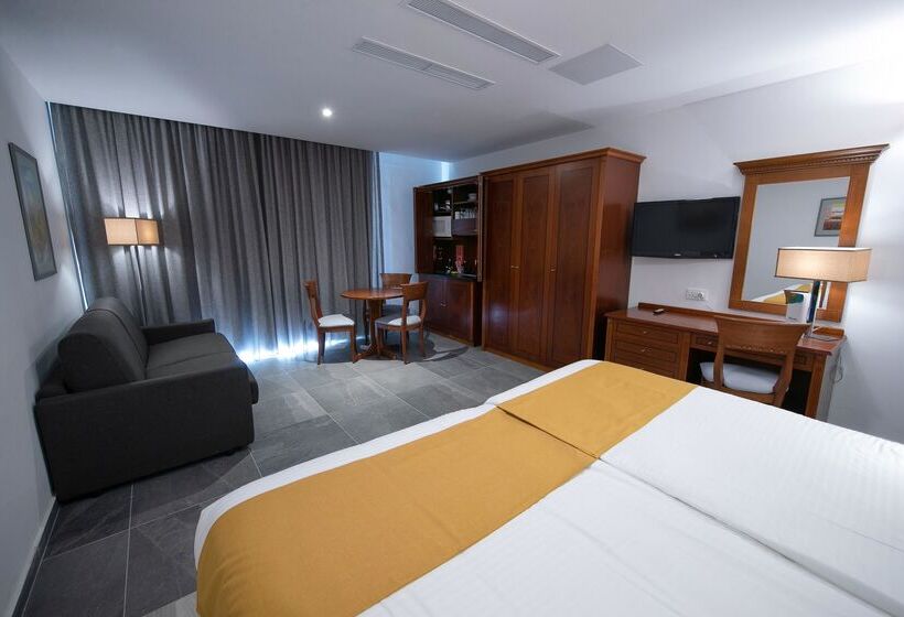 استودیوی استاندارد, Solana Hotel & Spa