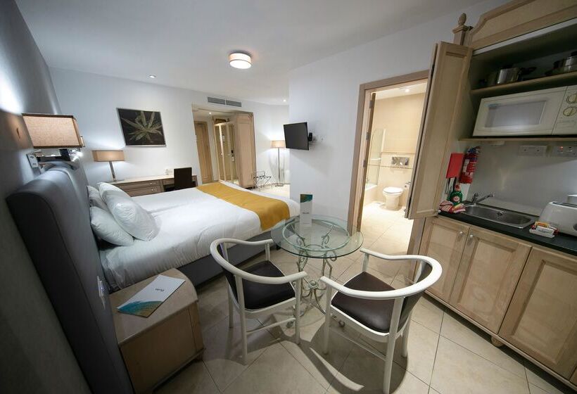 سوییت جونیور, Solana Hotel & Spa