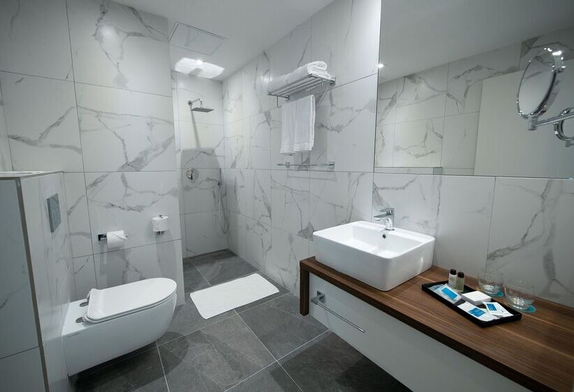 سوییت لوکس, Solana Hotel & Spa