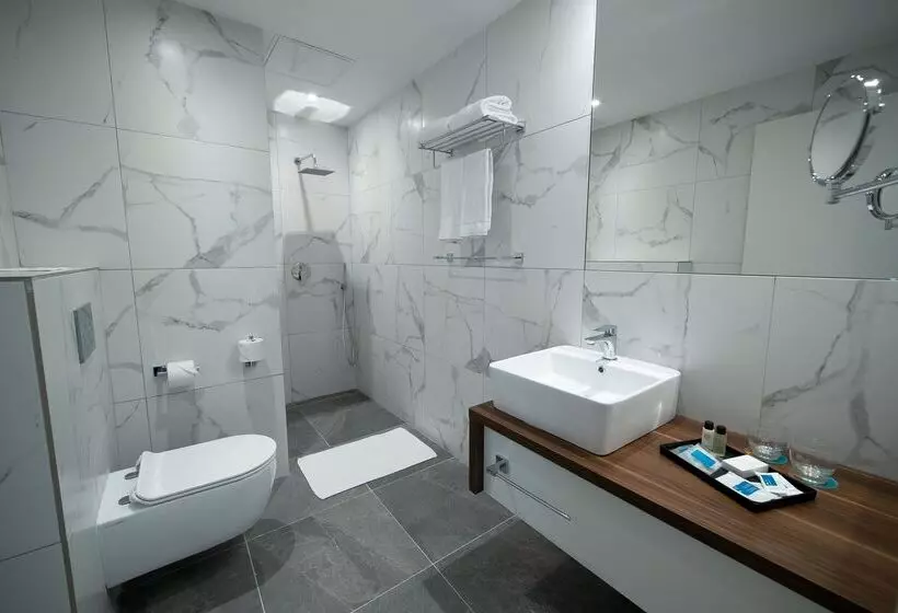 سوییت لوکس, Solana Hotel & Spa