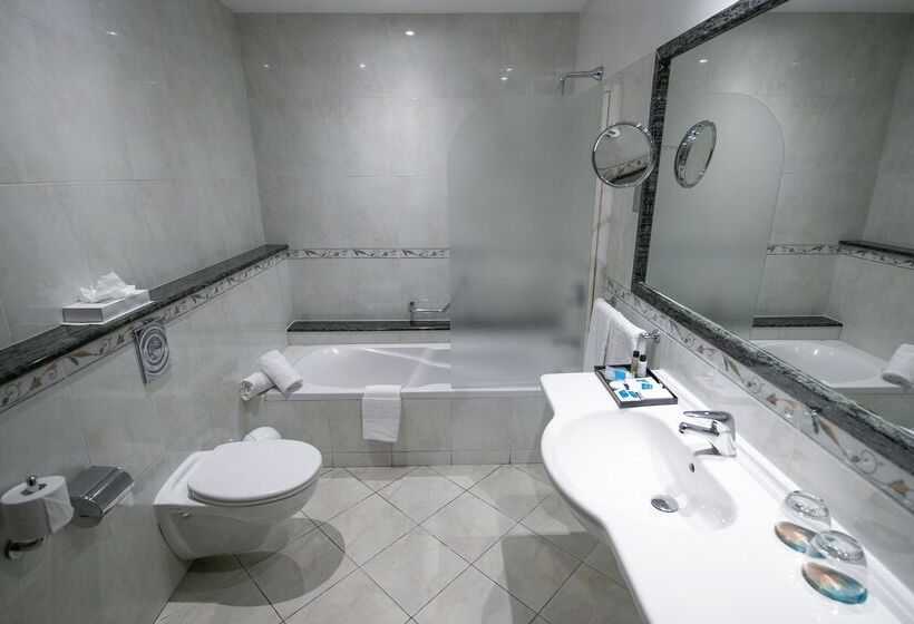 استودیوی استاندارد, Solana Hotel & Spa