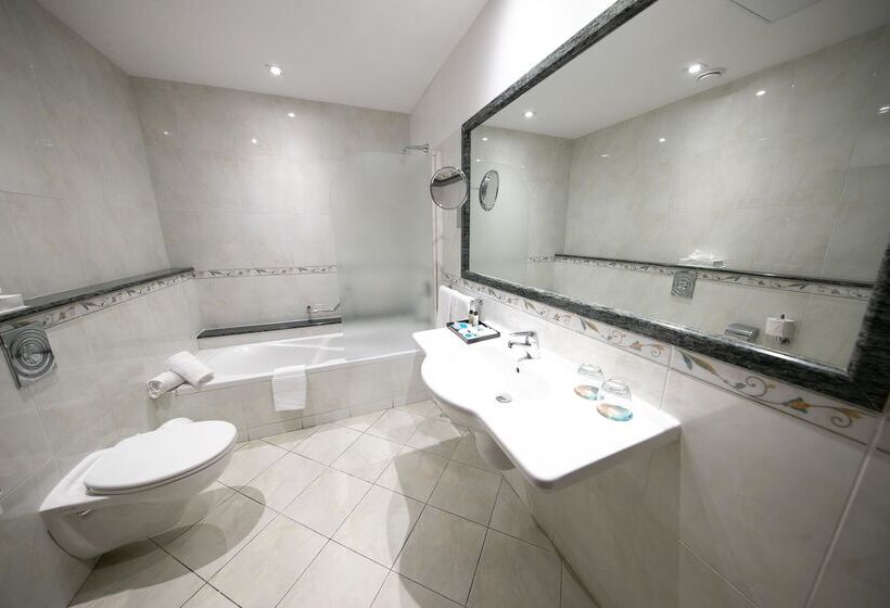 استودیوی استاندارد, Solana Hotel & Spa