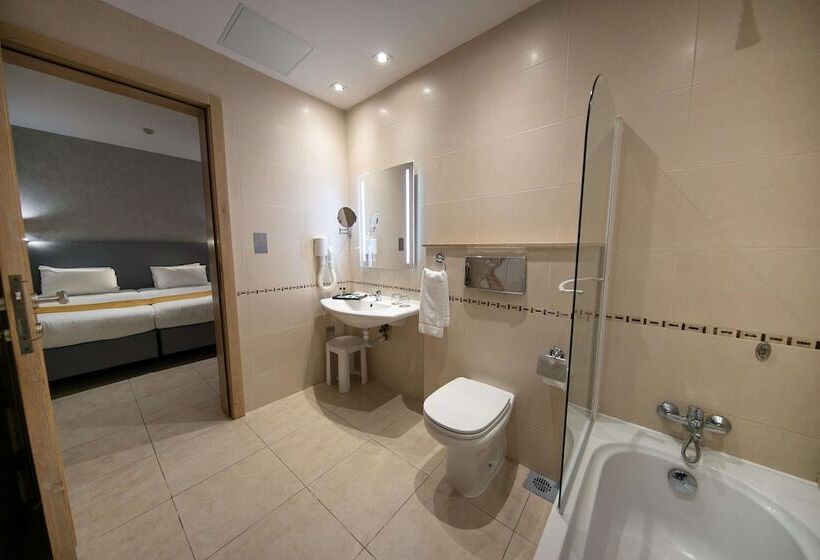 استودیوی استاندارد, Solana Hotel & Spa