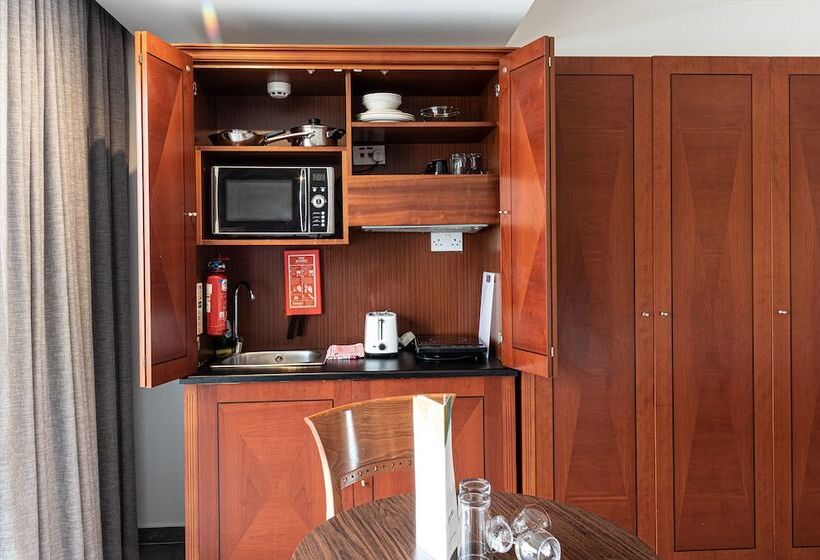 استودیوی استاندارد, Solana Hotel & Spa