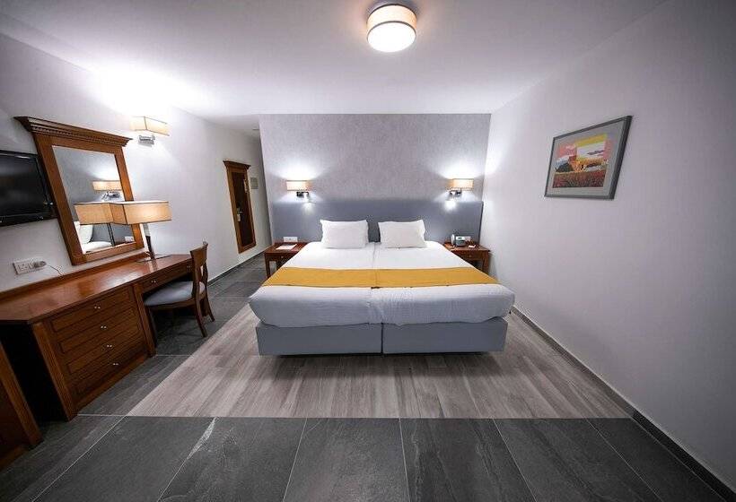 استودیوی استاندارد, Solana Hotel & Spa