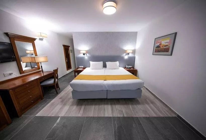 استودیوی استاندارد, Solana Hotel & Spa