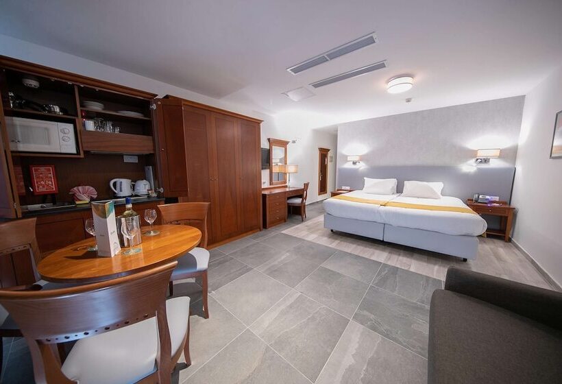 استودیوی استاندارد, Solana Hotel & Spa