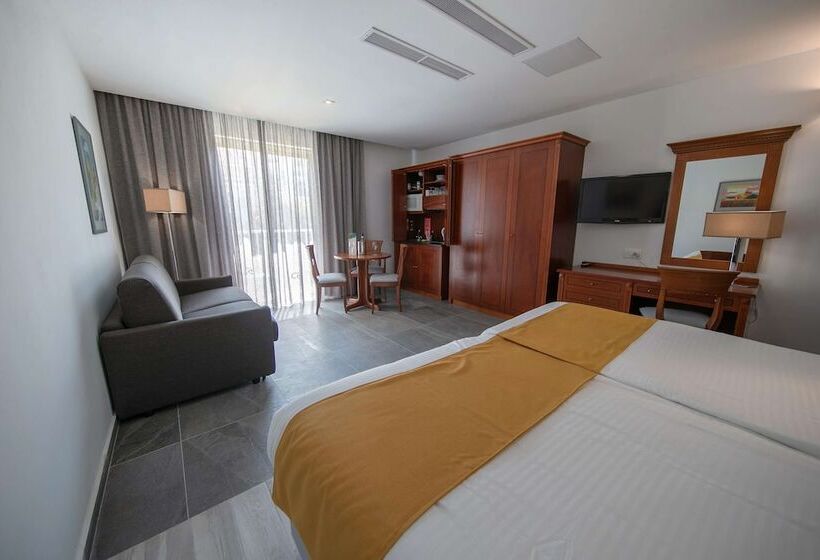 استودیوی استاندارد, Solana Hotel & Spa