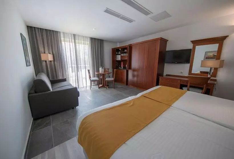 استودیوی استاندارد, Solana Hotel & Spa