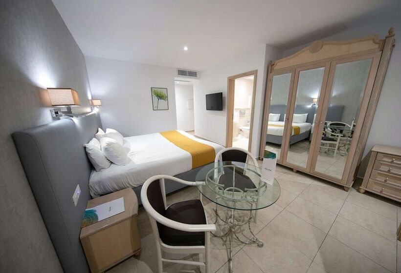 استودیوی استاندارد, Solana Hotel & Spa