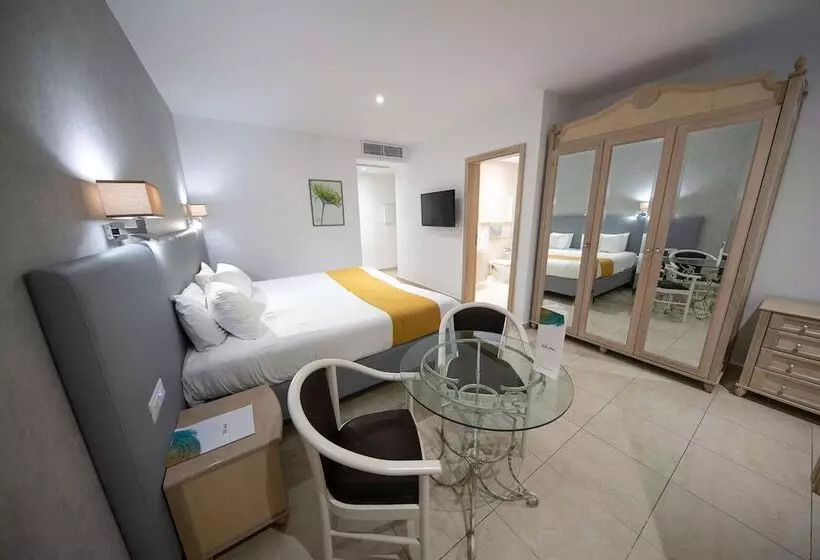 استودیوی استاندارد, Solana Hotel & Spa