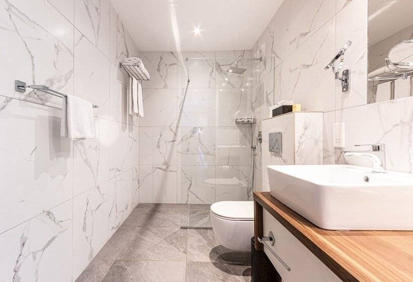 سوییت جونیور, Solana Hotel & Spa