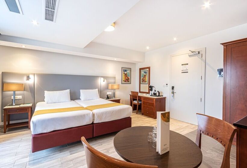 سوییت جونیور, Solana Hotel & Spa