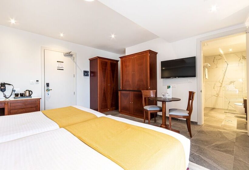 سوییت جونیور, Solana Hotel & Spa