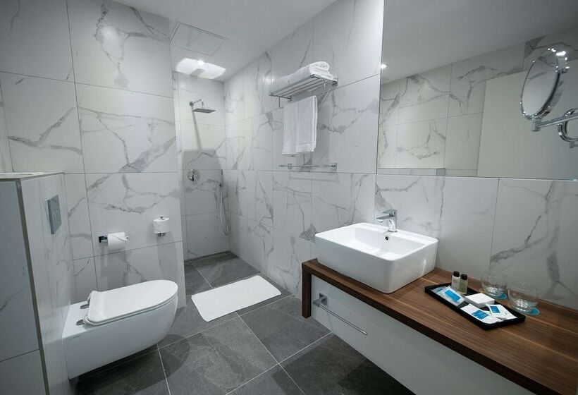 سوییت لوکس, Solana Hotel & Spa