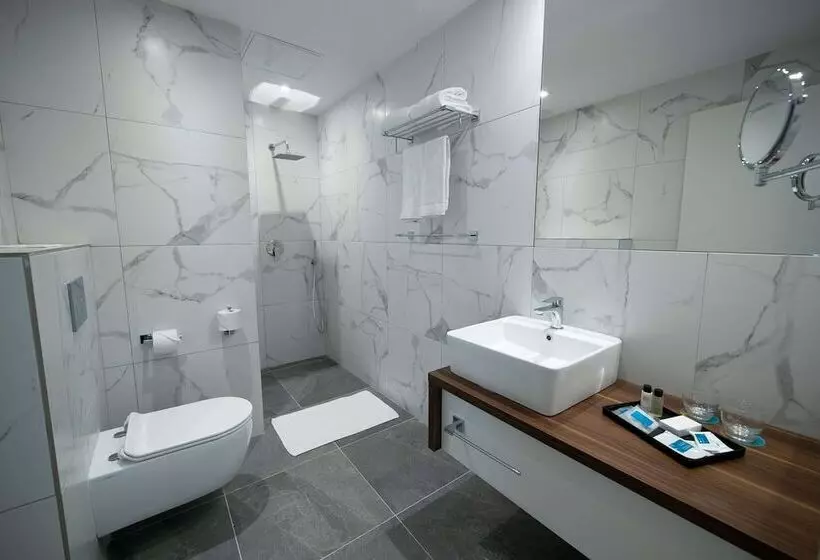 سوییت لوکس, Solana Hotel & Spa