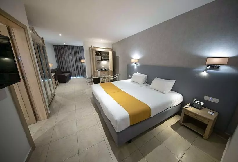 استودیوی استاندارد, Solana Hotel & Spa