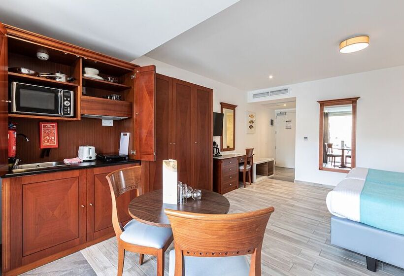 استودیوی استاندارد, Solana Hotel & Spa