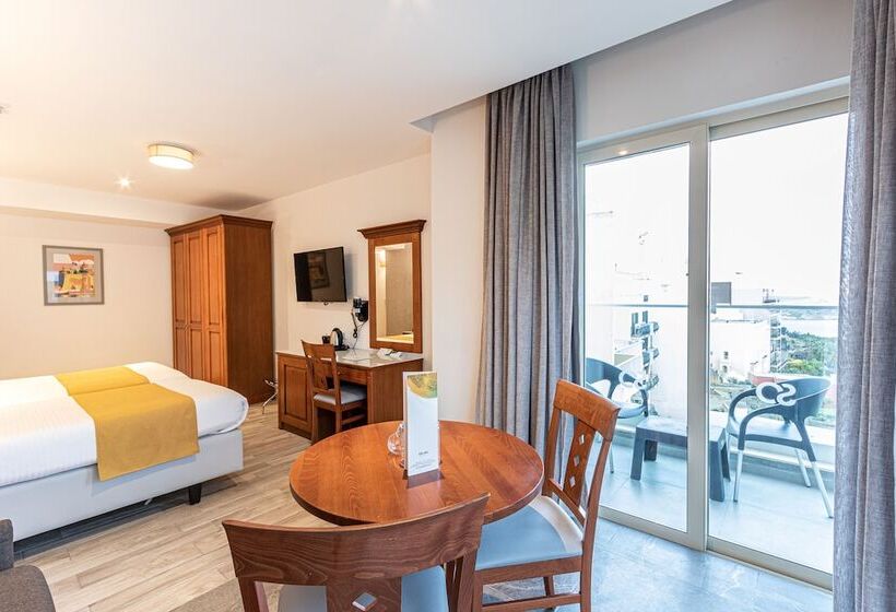 استودیوی استاندارد, Solana Hotel & Spa