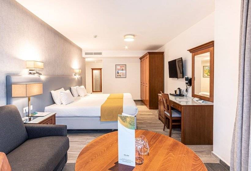 استودیوی استاندارد, Solana Hotel & Spa