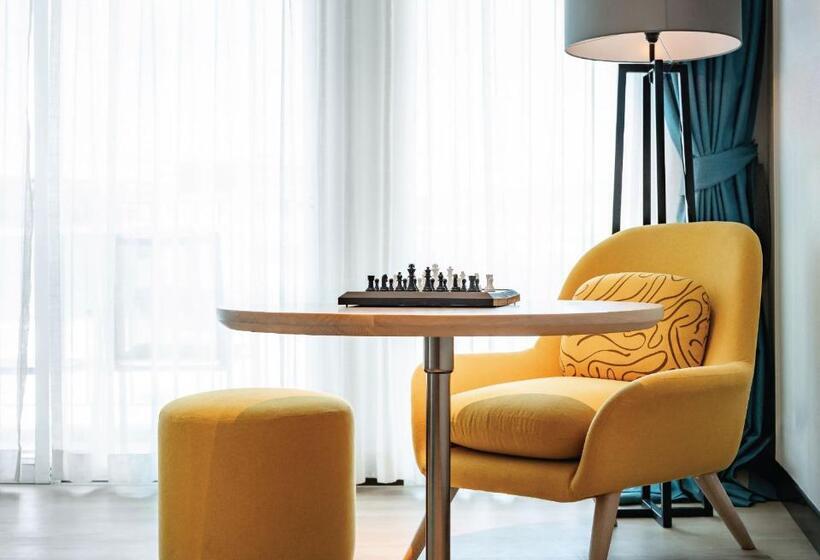 اتاق استاندارد با تخت بزرگ, M Social Hotel Phuket