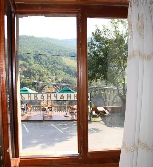 اتاق سه‌نفرۀ استاندارد با سرویس بهداشتی بیرون از اتاق, Tara Bridge Castle