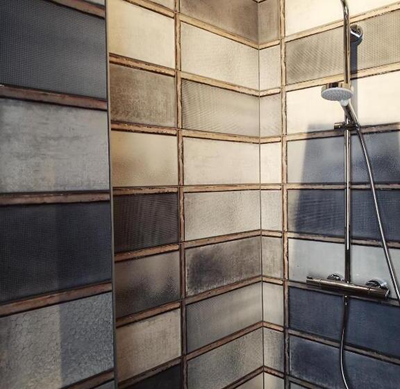 디럭스 룸, Un R De Mémises