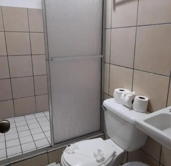 Standard Kolmen Hengen Huone, Arenal Poshpacker