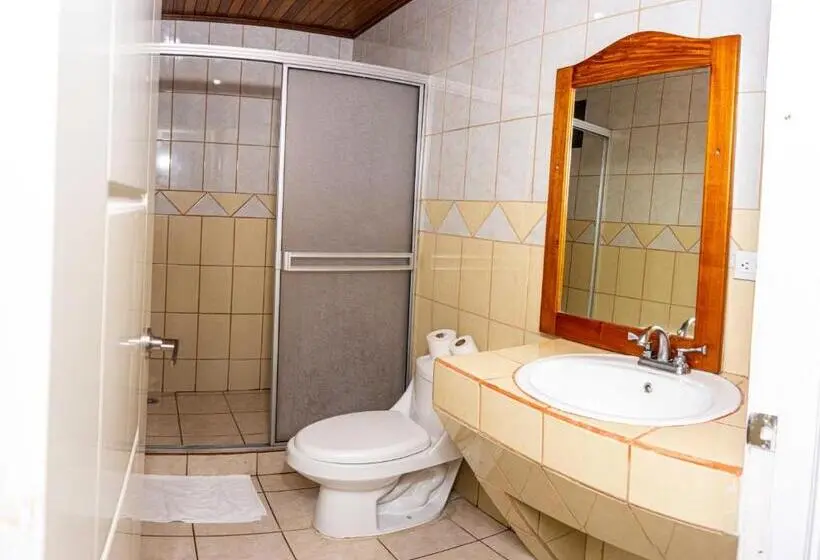 Deluxe Neljän Hengen Huone, Arenal Poshpacker