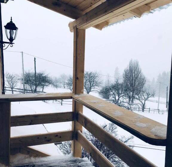 اتاق استاندارد سه تخته با بالکن, Khatky Na Penkakh