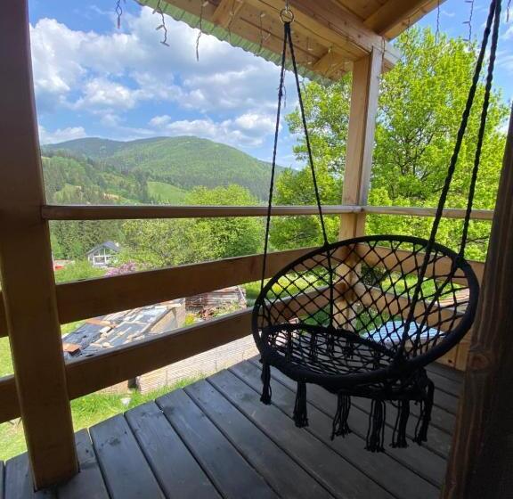 اتاق استاندارد سه تخته با بالکن, Khatky Na Penkakh