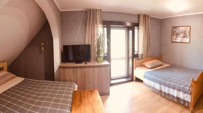 اتاق استاندارد سه تخته با بالکن, Khatky Na Penkakh