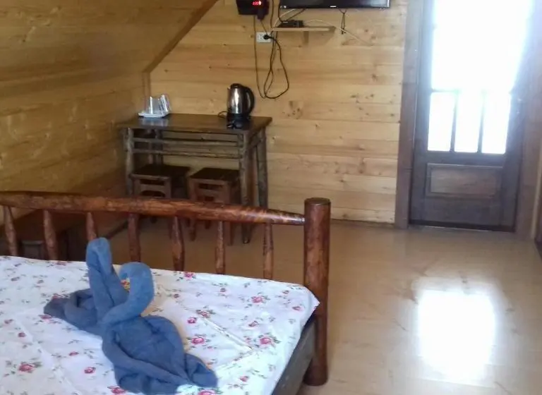 Standard Neljän Hengen Huone, Khatky Na Penkakh