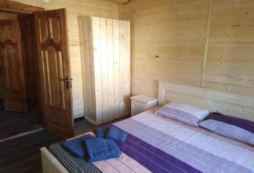 سوئیت جونیور با چشمانداز کوهستان, Khatky Na Penkakh