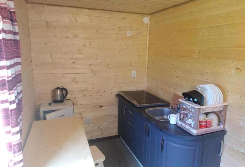 سوئیت جونیور با چشمانداز کوهستان, Khatky Na Penkakh