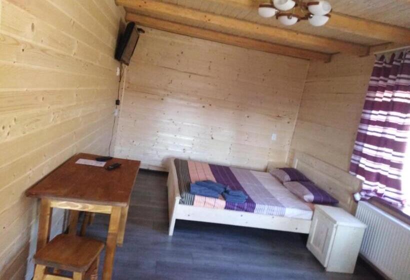 سوئیت جونیور با چشمانداز کوهستان, Khatky Na Penkakh