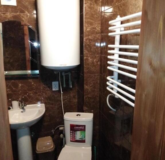 سوئیت جونیور با چشمانداز کوهستان, Khatky Na Penkakh