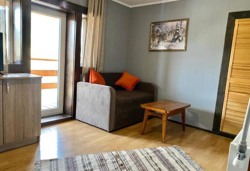 اتاق استاندارد سه تخته با بالکن, Khatky Na Penkakh