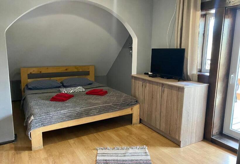 اتاق استاندارد سه تخته با بالکن, Khatky Na Penkakh