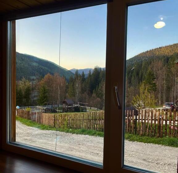 سوئیت جونیور با چشمانداز کوهستان, Khatky Na Penkakh