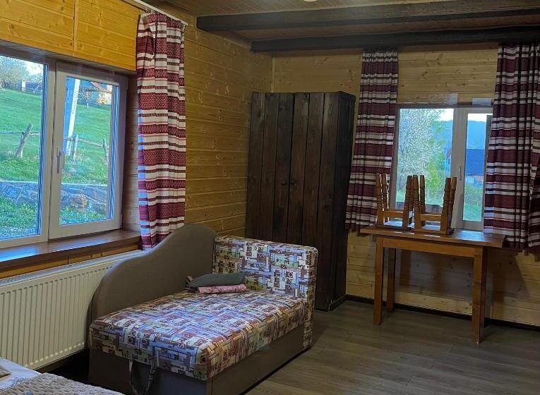 سوئیت جونیور با چشمانداز کوهستان, Khatky Na Penkakh