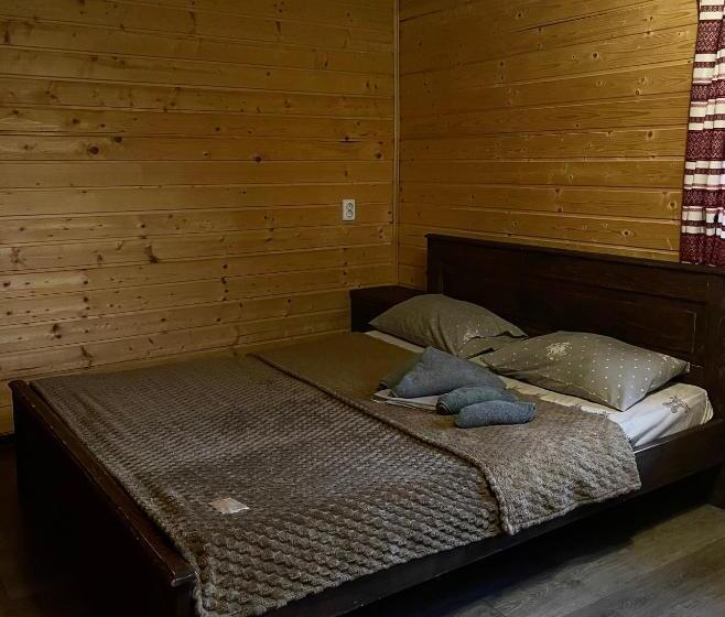 سوئیت جونیور با چشمانداز کوهستان, Khatky Na Penkakh