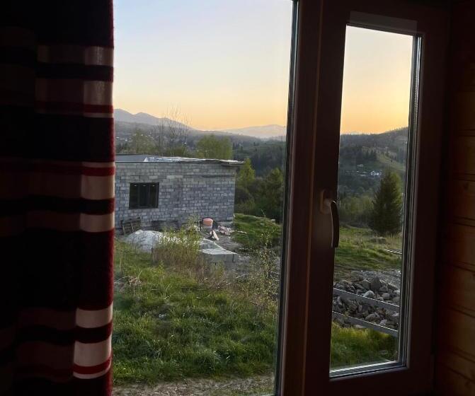 سوئیت جونیور با چشمانداز کوهستان, Khatky Na Penkakh