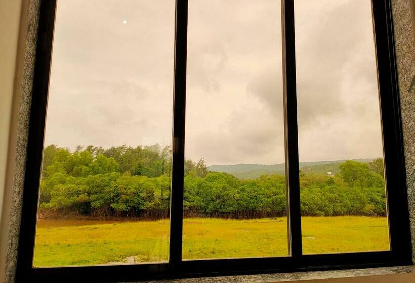 غرفة عائلية, Shobha Farmhouse