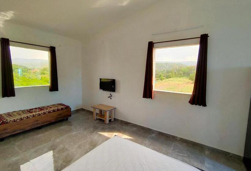 غرفة قياسية ثلاثية, Shobha Farmhouse