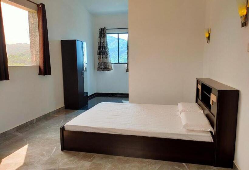 غرفة قياسية ثلاثية, Shobha Farmhouse