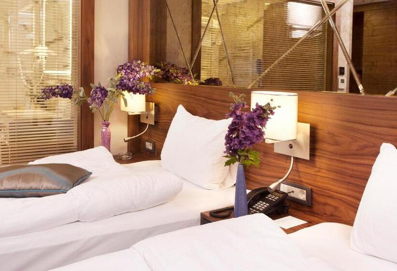 标准三人间, Artur