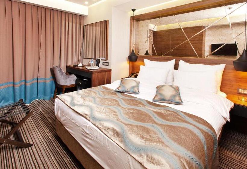 标准单人间, Artur